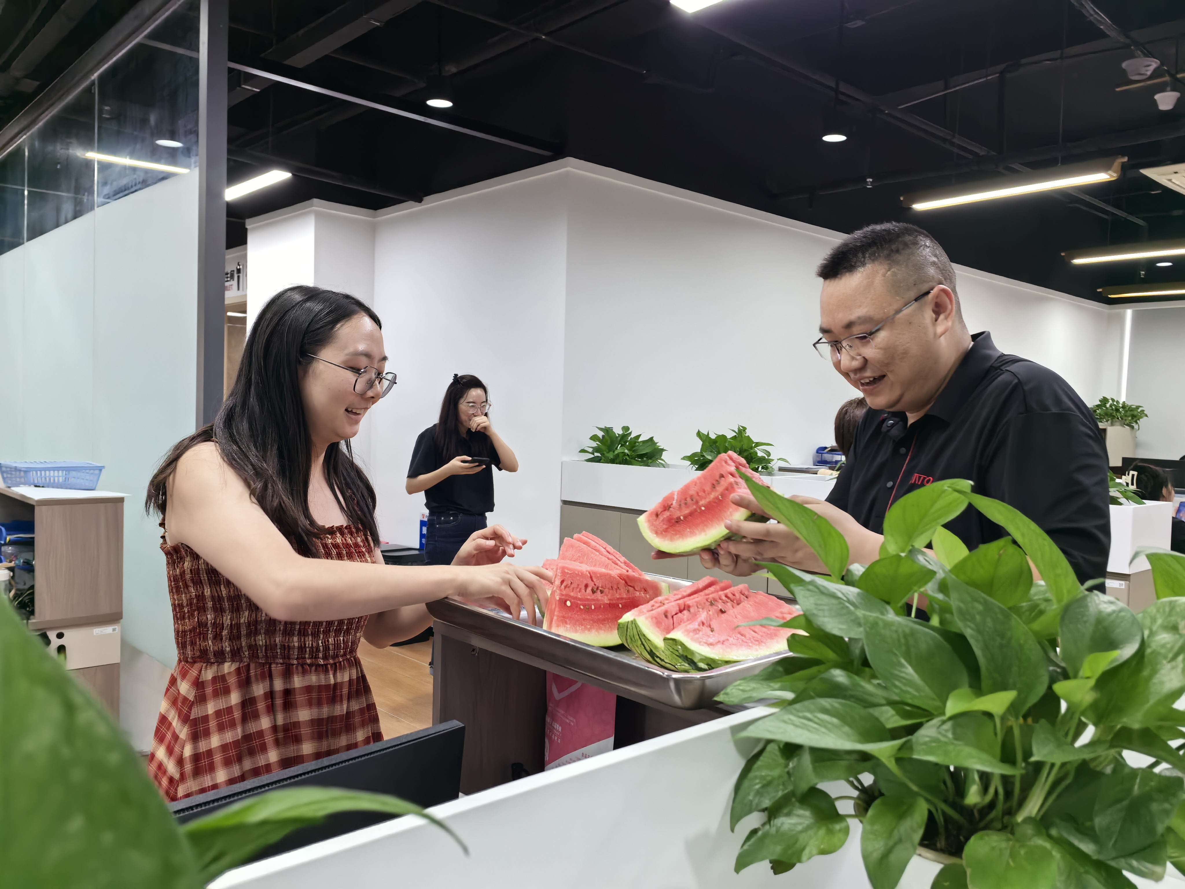 情系员工，暑送清凉&mdash;&mdash;11517bb巴黎人贵宾会集团开展高温慰问活动